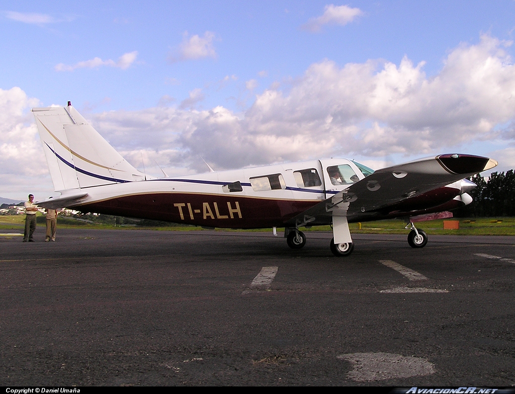 TI-ALH - Piper PA-34-200T Seneca II - ECDEA - Escuela Costarricense de Aviación