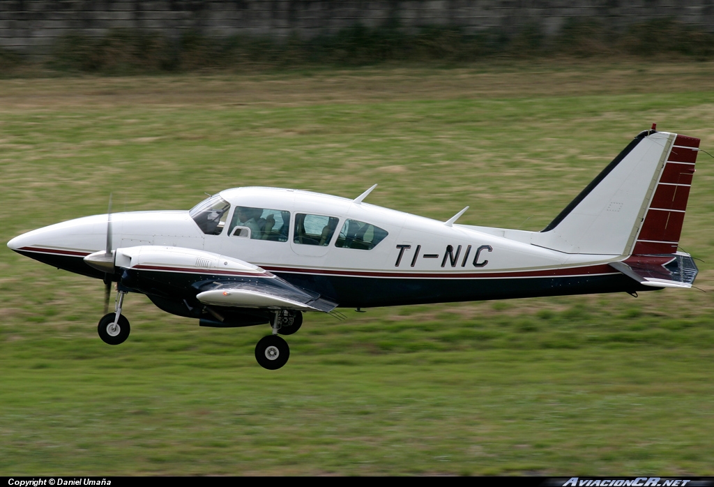 TI-NIC - Piper PA-23-250 Aztec D - Privado