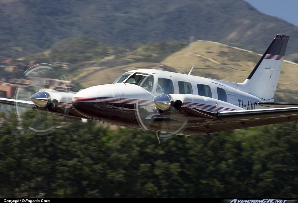 TI-AVC - Piper PA-31-325 Navajo C/R - Privado
