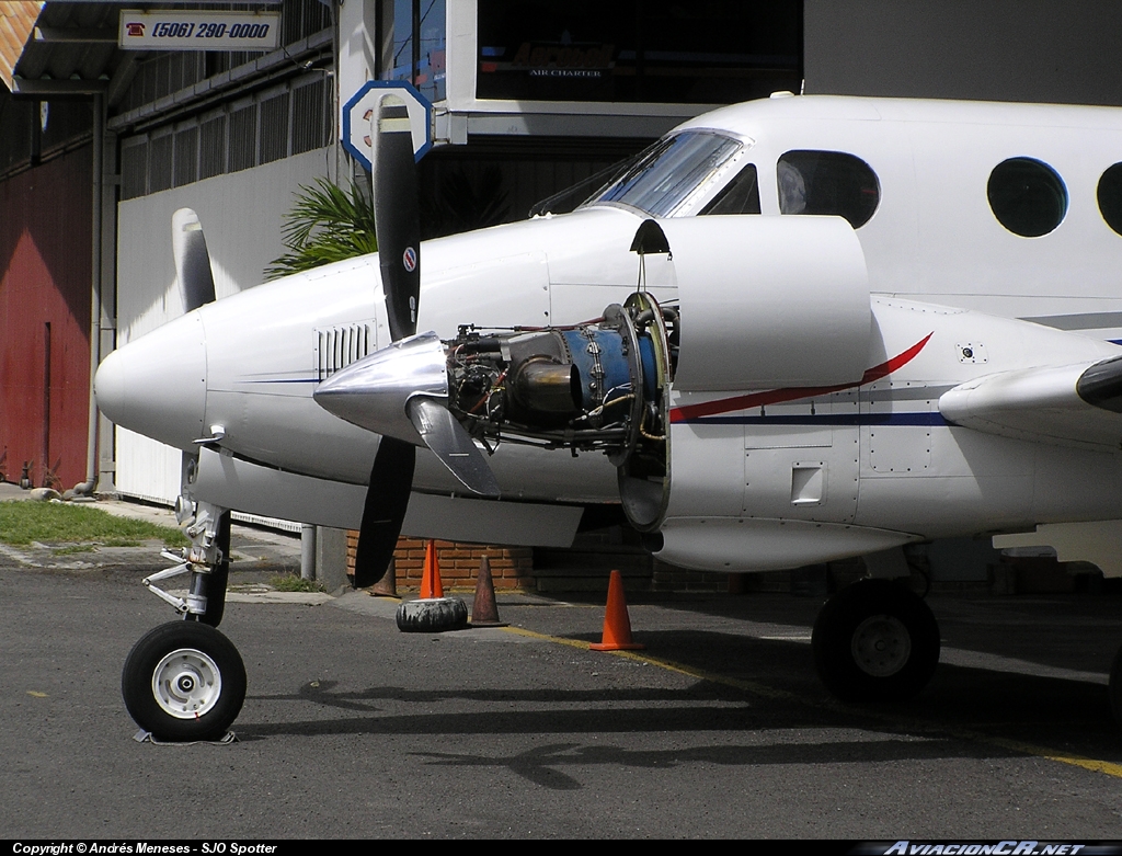 TI-AZO - Beechcraft King Air E90 - Aerobell