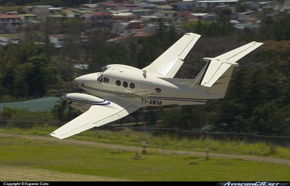 TI-AWM - Beechcraft King Air F90 - Privado