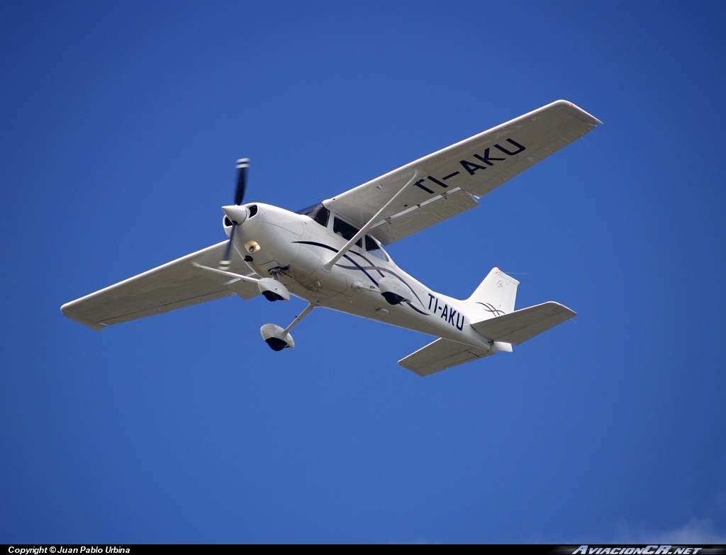TI-AKU - Cessna R172K Hawk XP II - Aerotica Escuela de Aviación