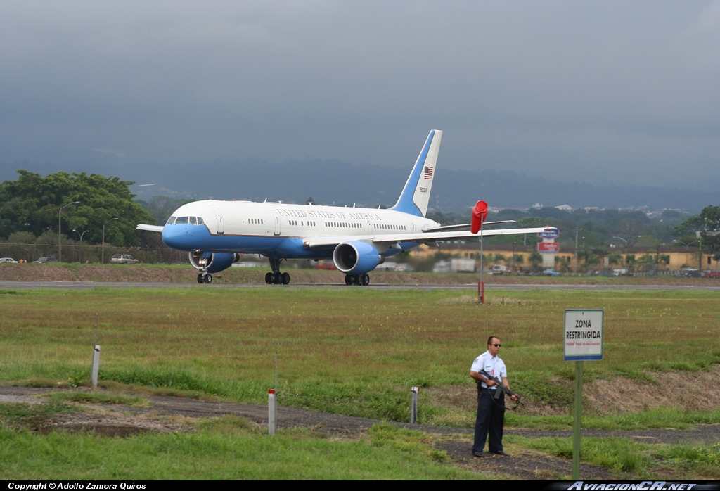 99-0004 - Boeing C-32A - USAF - Fuerza Aerea de EE.UU