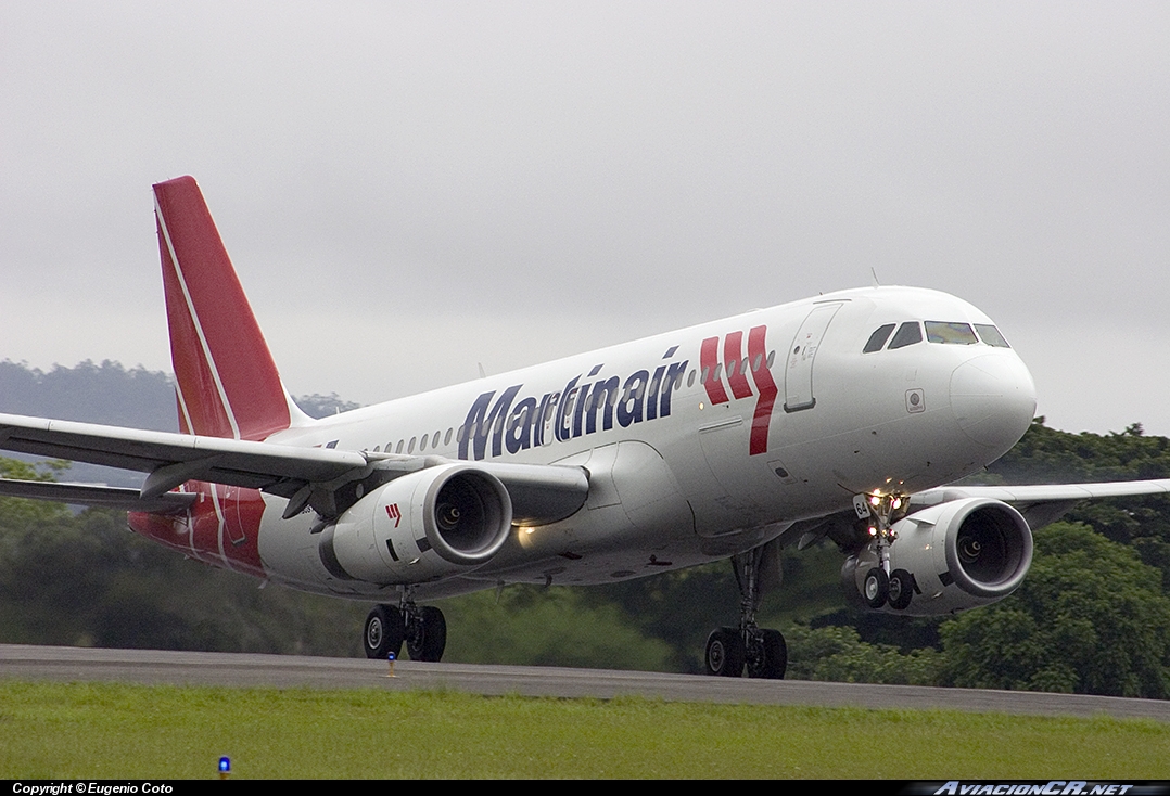 N464TA - Airbus A320-233 - Martinair
