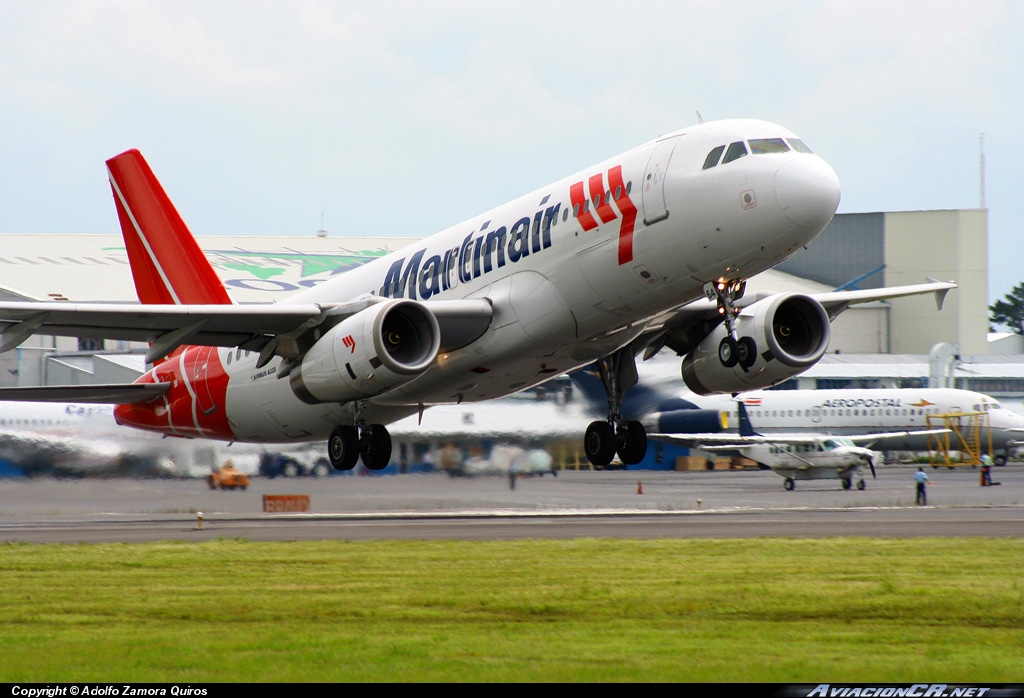 N464TA - Airbus A320-233 - Martinair