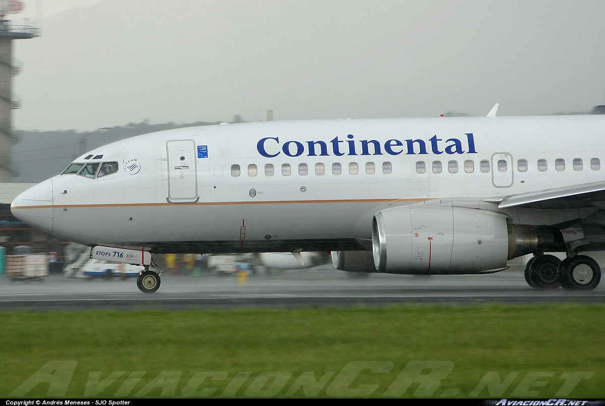 N13716 - Boeing 737-724 - Continental Airlines
