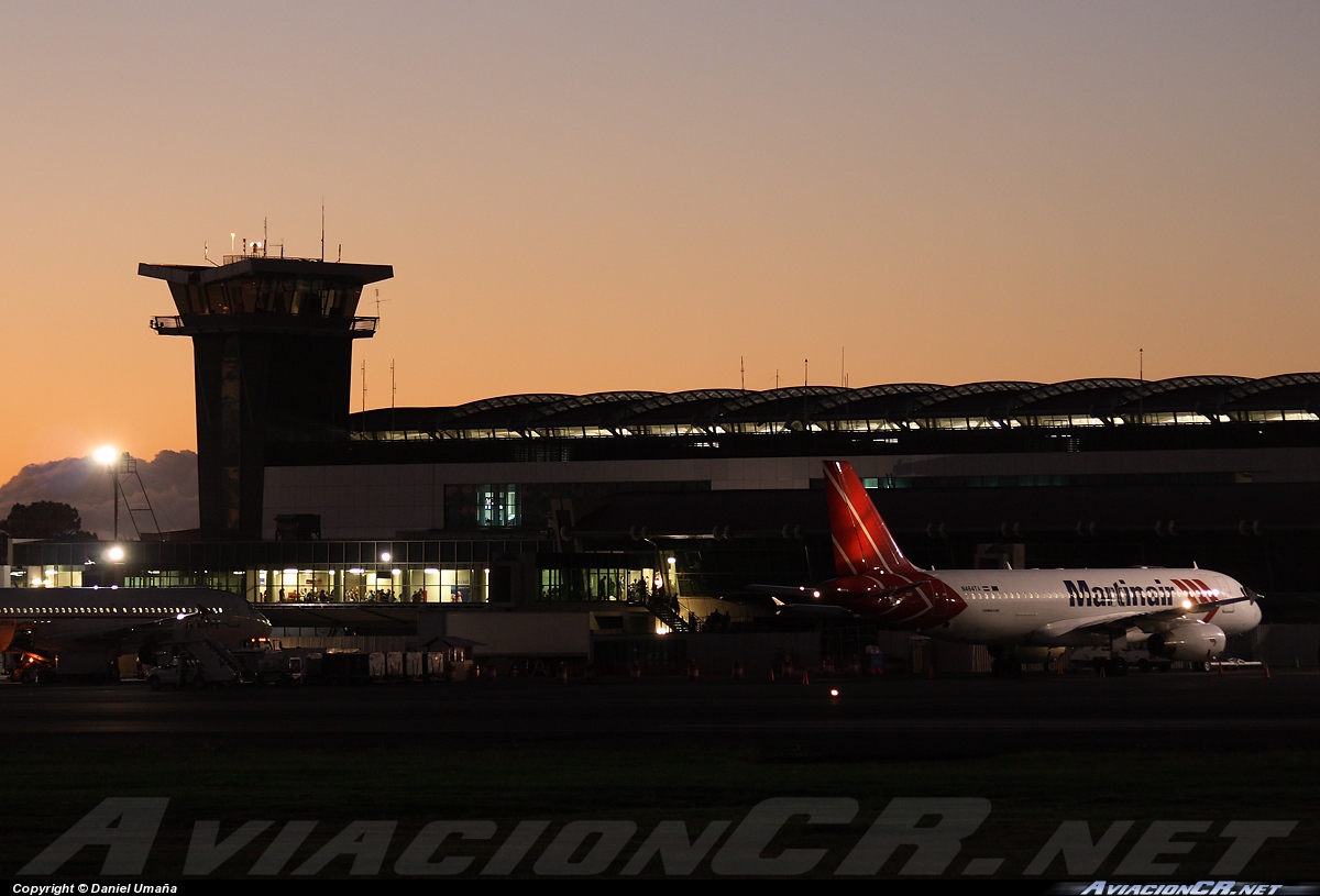 N464TA - Airbus A320-233 - Martinair