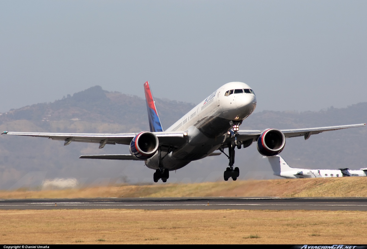 N679DA - Boeing 757-232 - Delta Air Lines