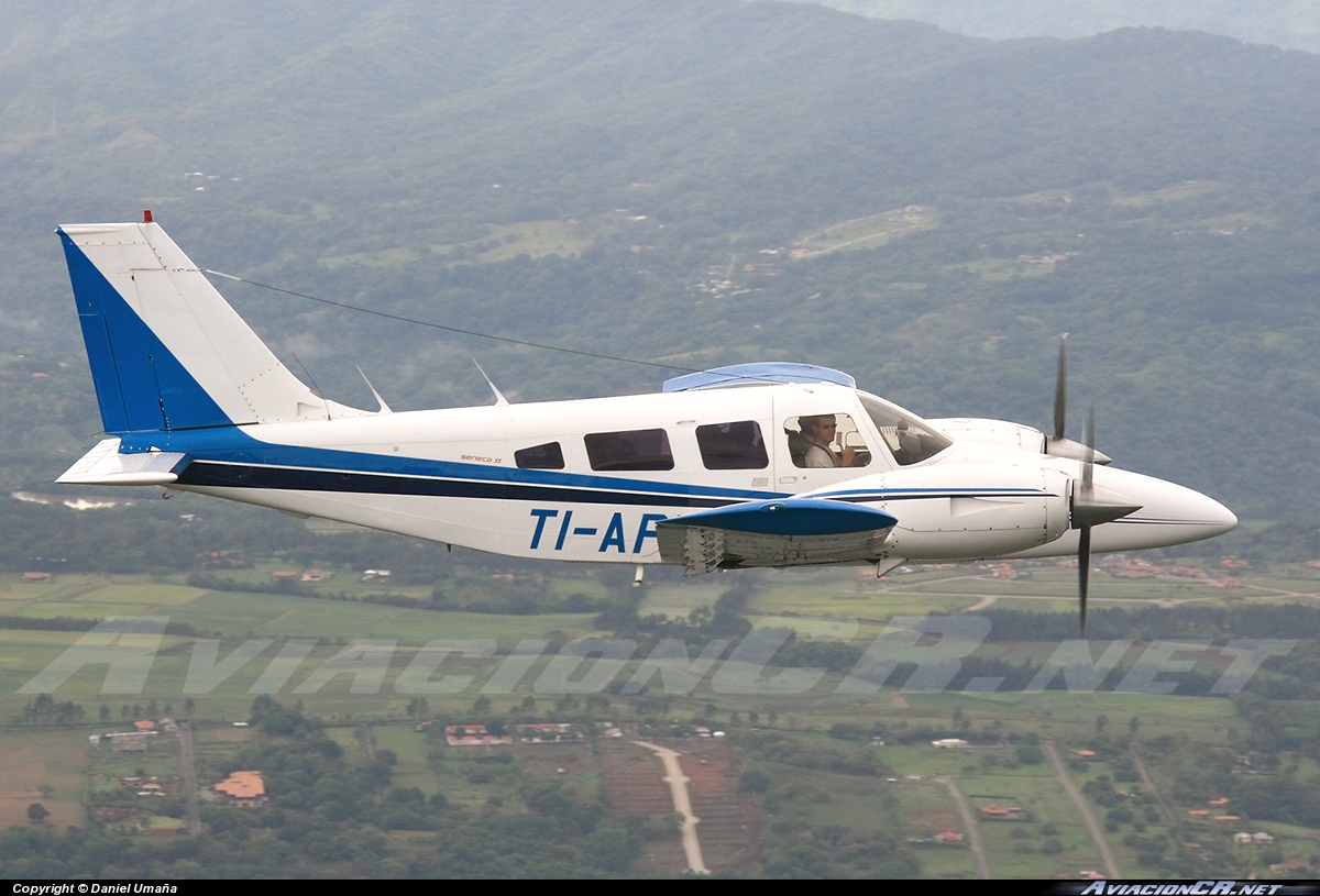 TI-API - Piper PA-34-200T Seneca II - ECDEA - Escuela Costarricense de Aviación