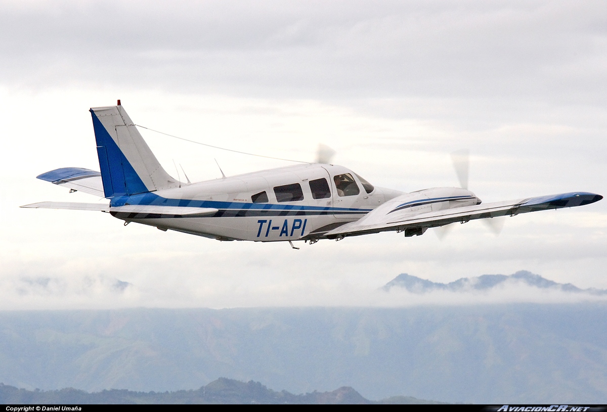 TI-API - Piper PA-34-200T Seneca II - ECDEA - Escuela Costarricense de Aviación