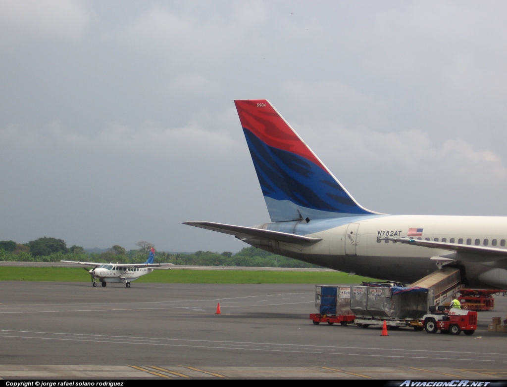 N752AT - Boeing 757-212 - Delta Air Lines