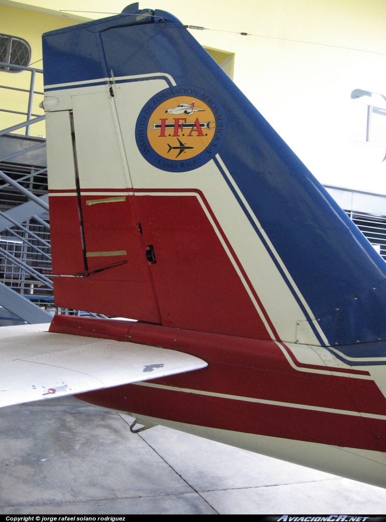 TI-RBE - Piper PA-23 Apache - IFA Instituto Formación Aeronautica.