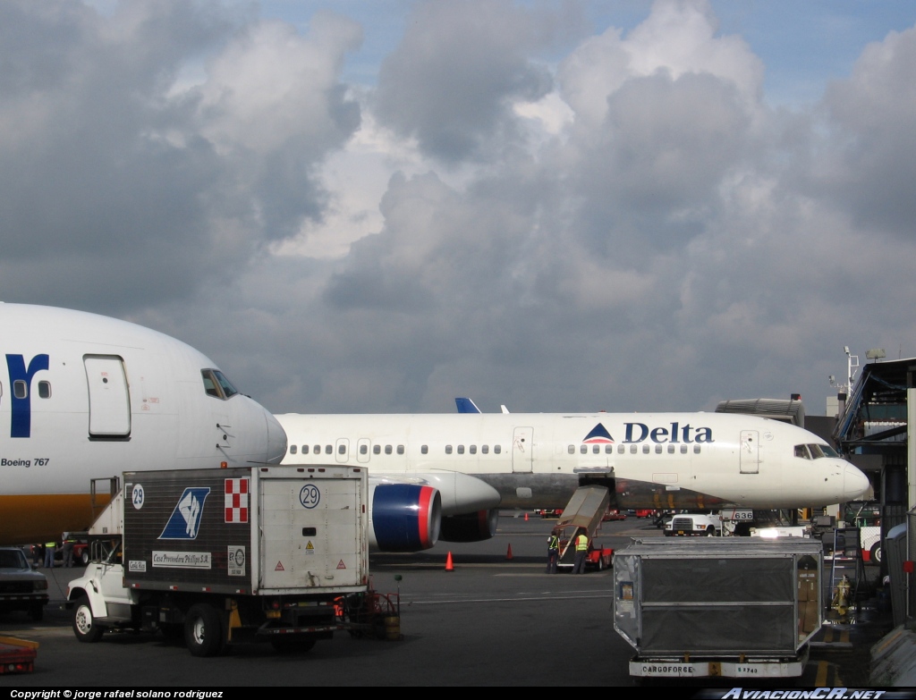 N752AT - Boeing 757-212 - Delta Air Lines