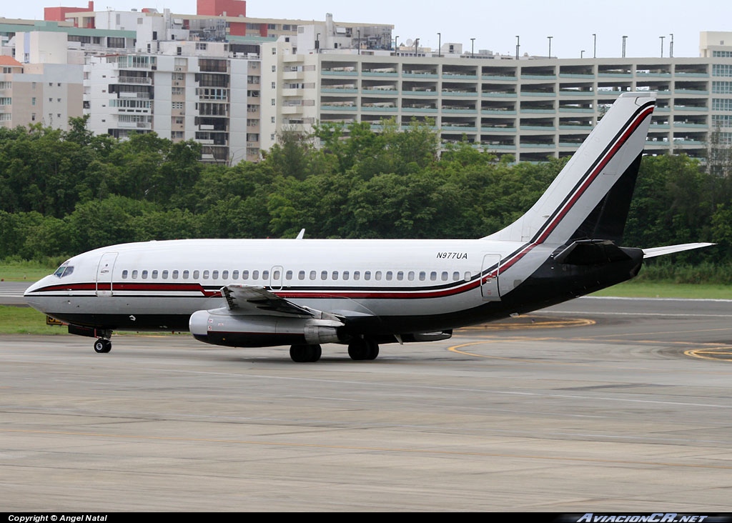N977UA - Boeing 737-291/Adv - Sky King