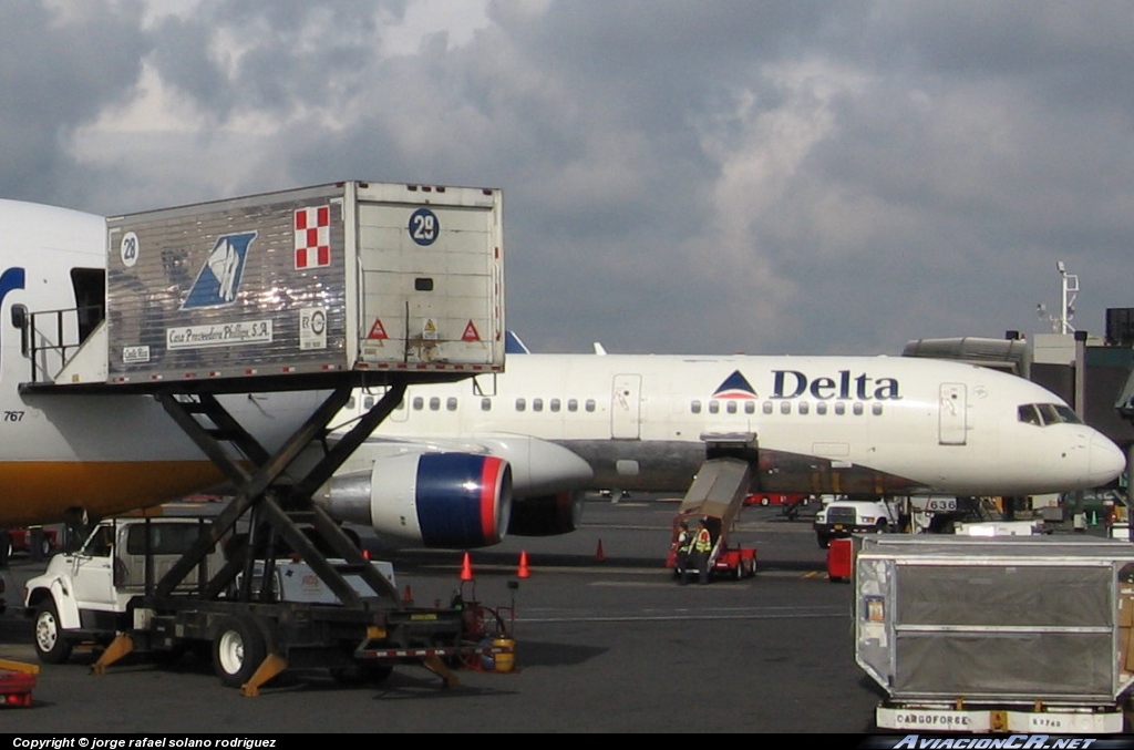 N752AT - Boeing 757-212 - Delta Air Lines