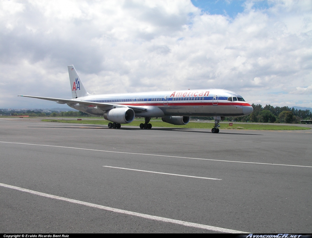 N697AN - Boeing 757-223 - American Airlines