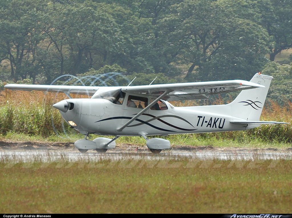 TI-AKU - Cessna R172K Hawk XP II - Aerotica Escuela de Aviación