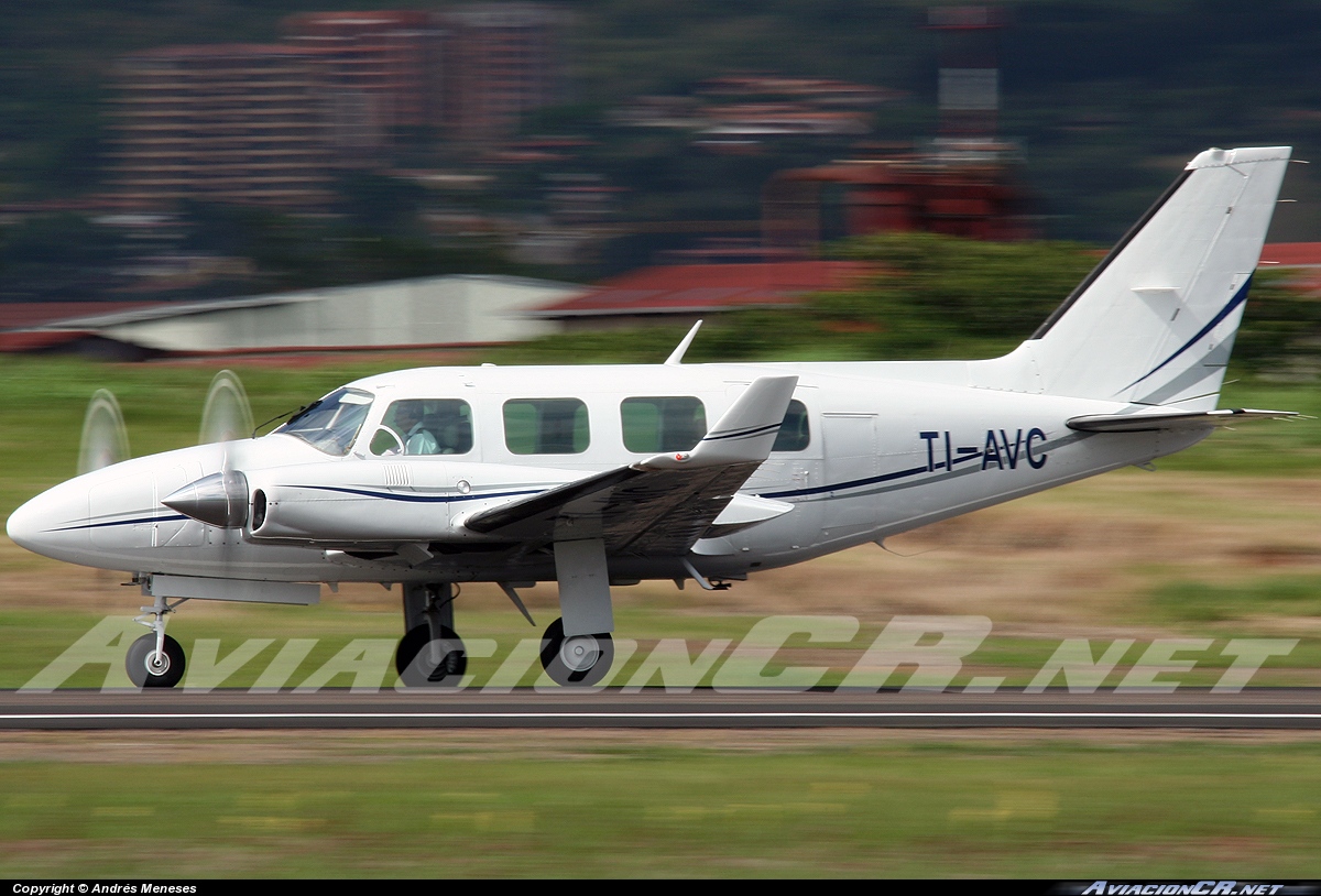 TI-AVC - Piper PA-31-325 Navajo C/R - Privado