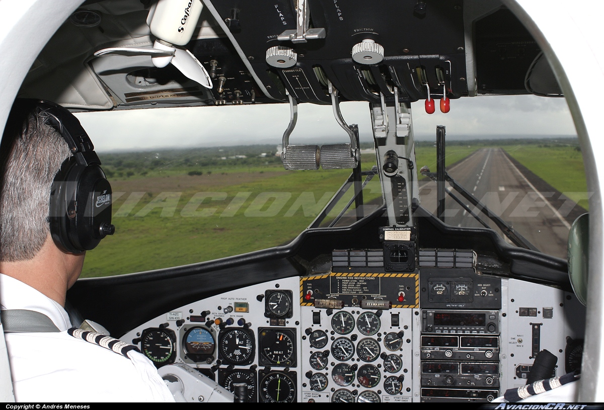 TI-AZC - De Havilland Canada DHC-6-300 Twin Otter - Nature Air