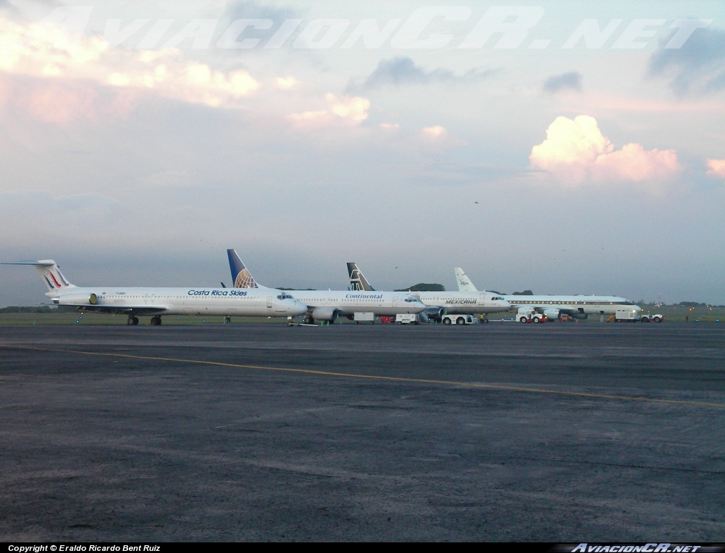 TI-BBH - McDonnell Douglas MD-82 - Costa Rica Skies