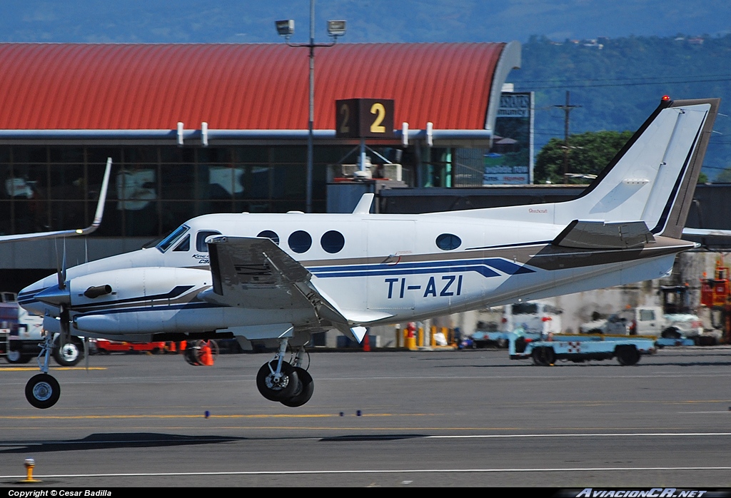 TI-AZI - Beechcraft 90 King Air - Privado