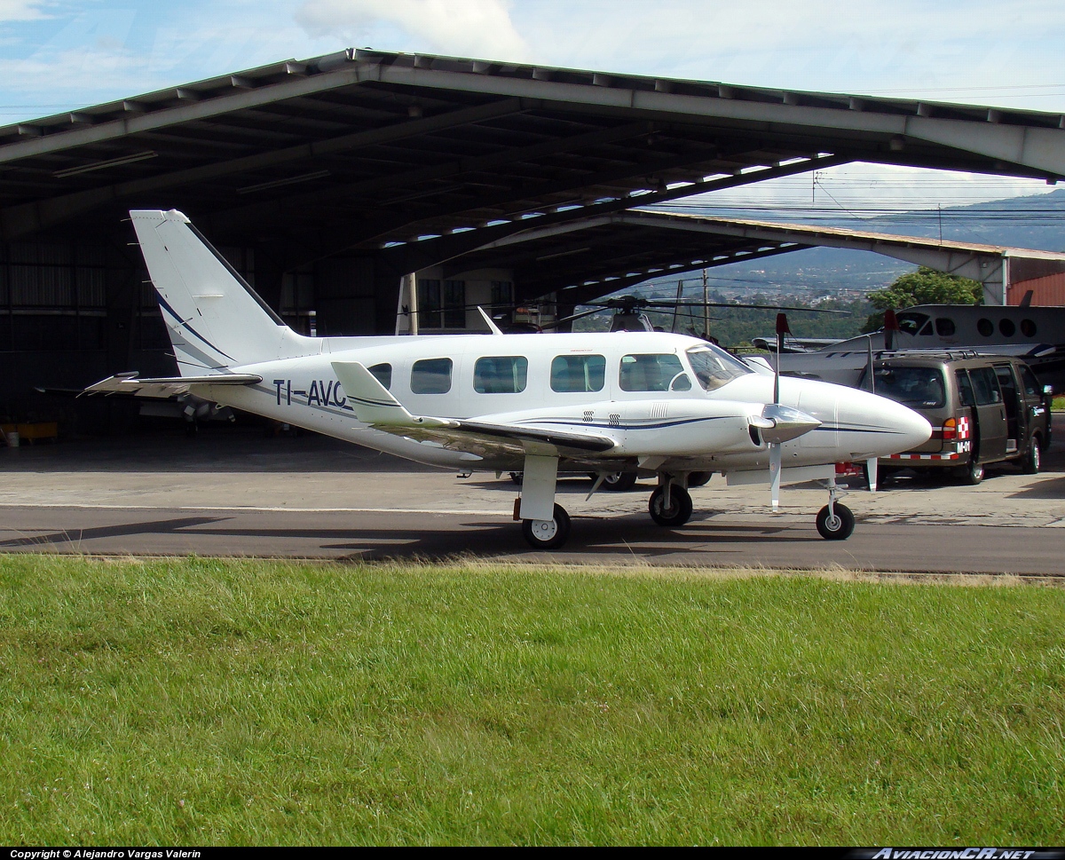 TI-AVC - Piper PA-31-325 Navajo C/R - Privado