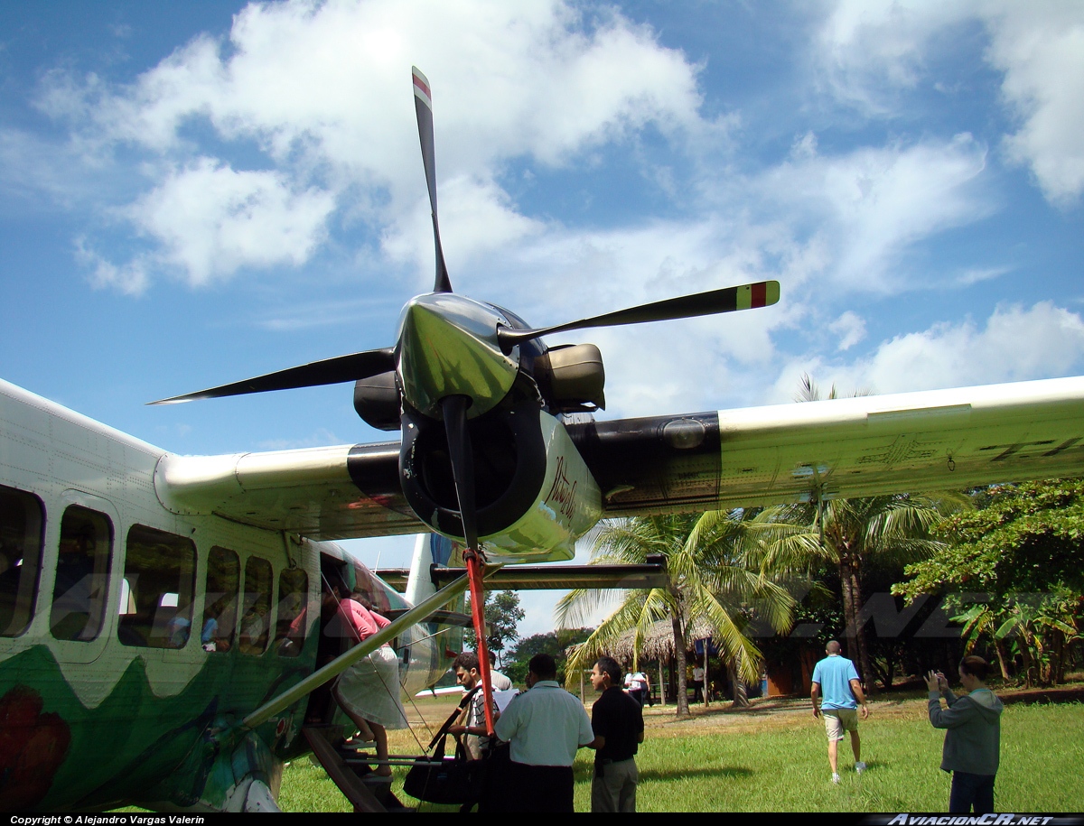 TI-BBF - De Havilland Canada DHC-6-300 Twin Otter/VistaLiner - Nature Air