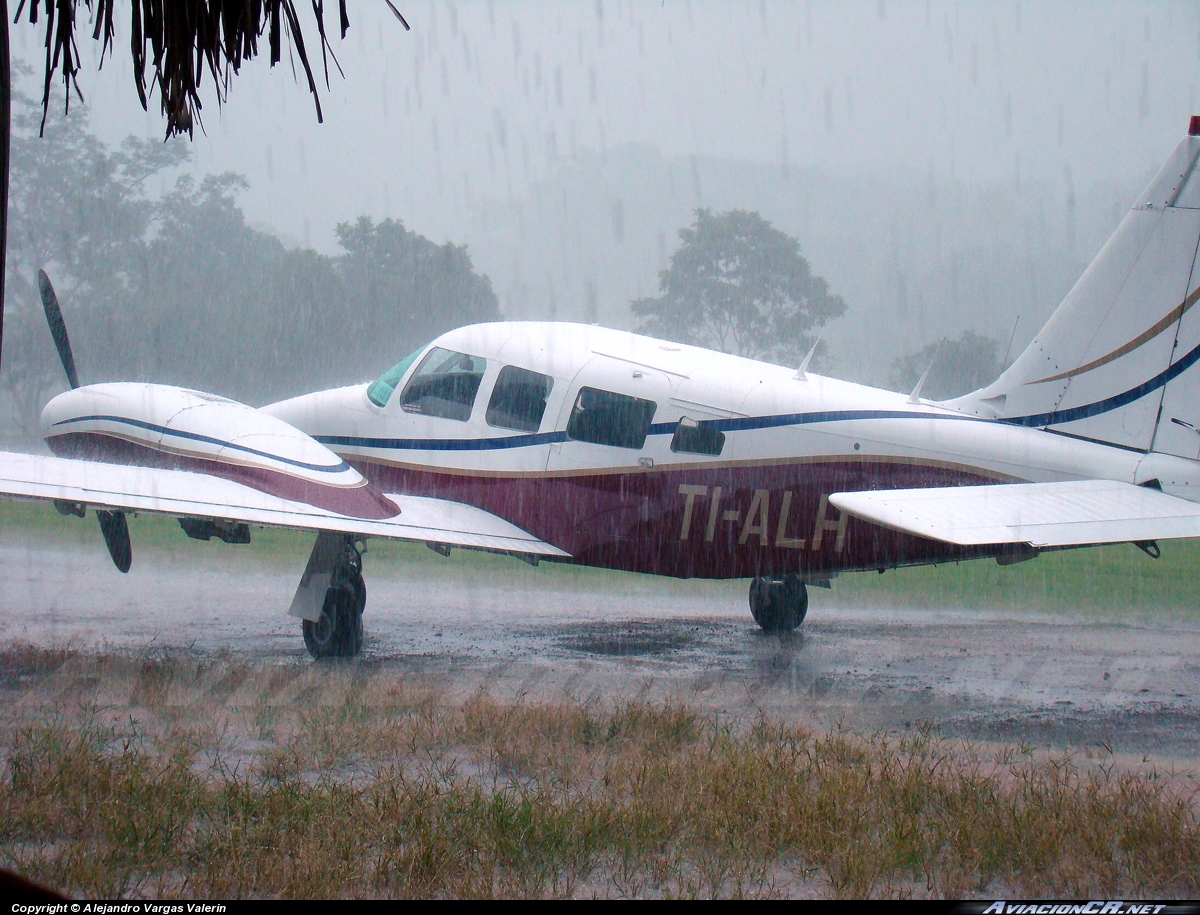 TI-ALH - Piper PA-34-200T Seneca II - ECDEA - Escuela Costarricense de Aviación