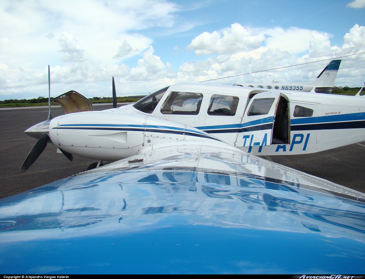 TI-API - Piper PA-34-200T Seneca II - ECDEA - Escuela Costarricense de Aviación