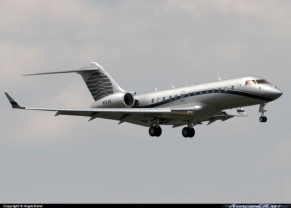 N13JS - Bombardier BD-700-1A11 Global 5000 - Privado