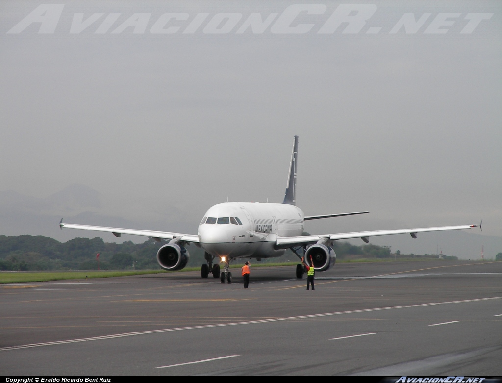 F-OHMI - Airbus A320-232 - Mexicana