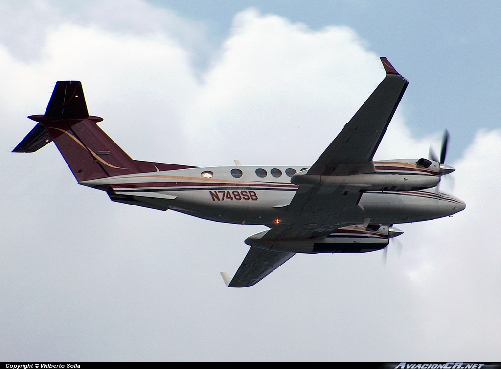 N748SB - Beechcraft B300 King Air 350 - Privado