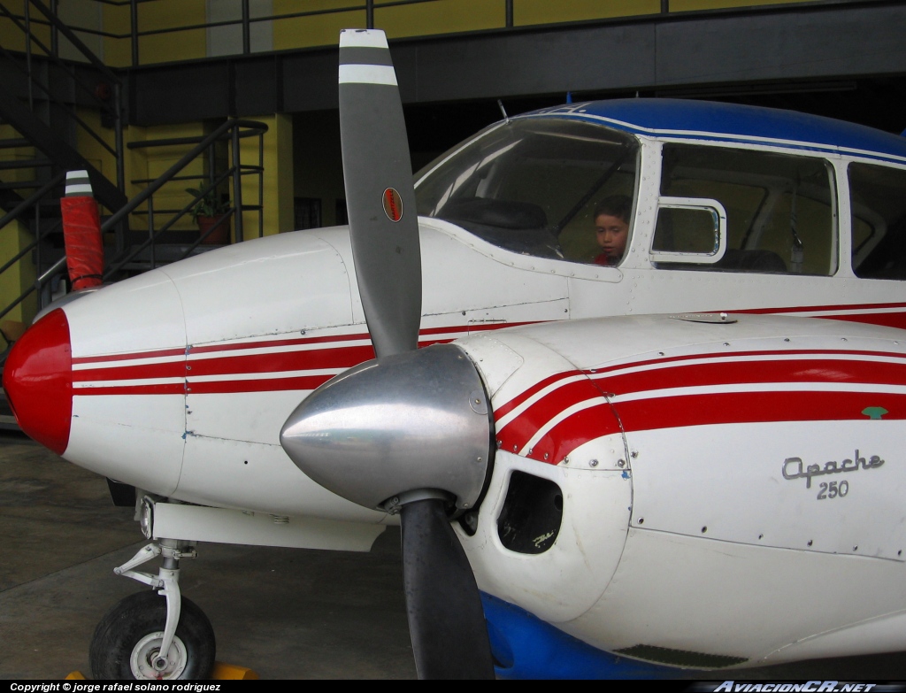 TI-RBE - Piper PA-23 Apache - IFA Instituto Formación Aeronautica.