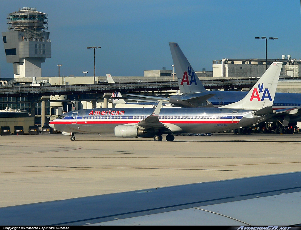 N952AA - Boeing 737 - American Airlines