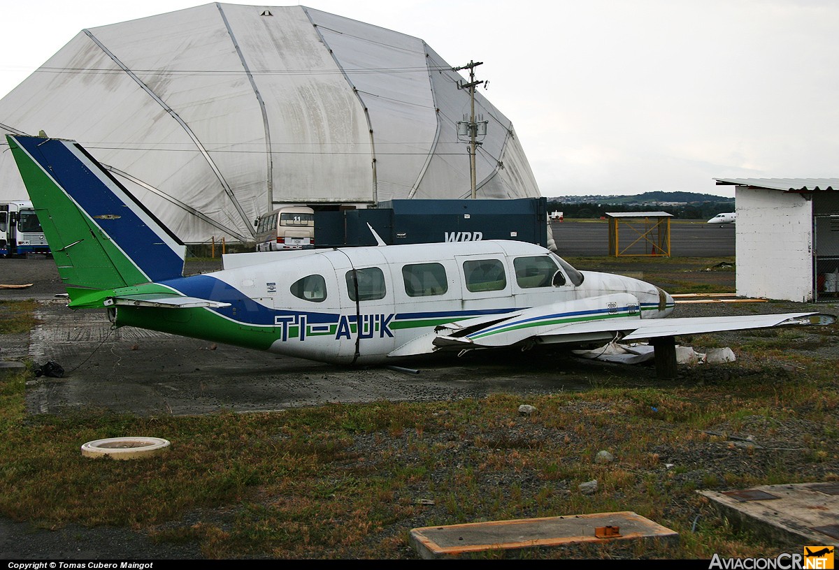 TI-AUK - Piper PA-31-325 Navajo C/R - Aero Costa Sol