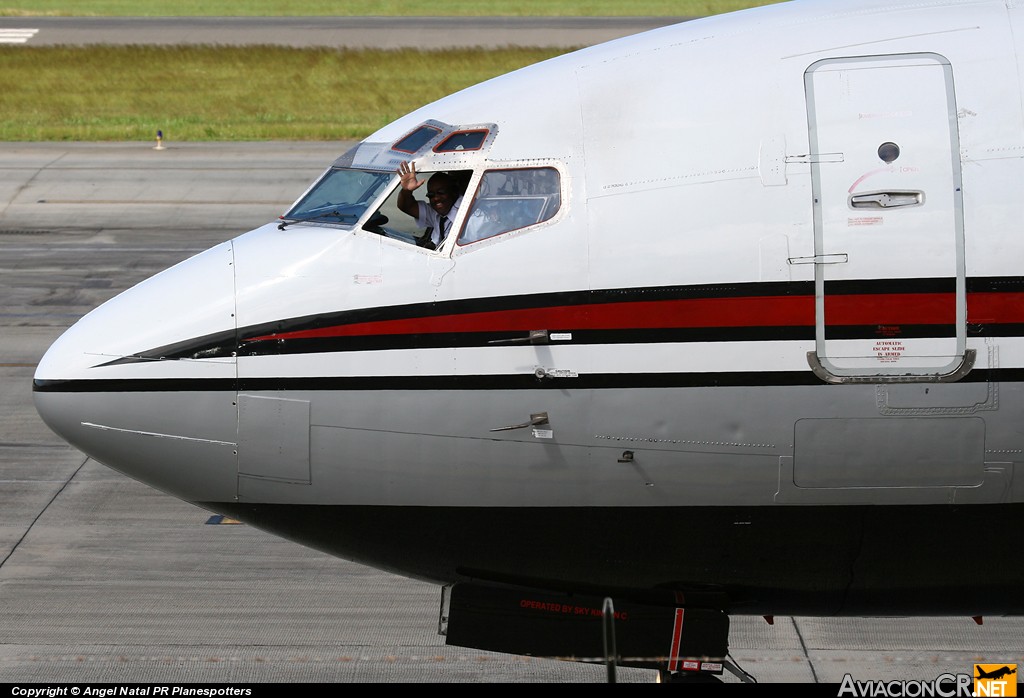 N977UA - Boeing 737-291/Adv - Sky King