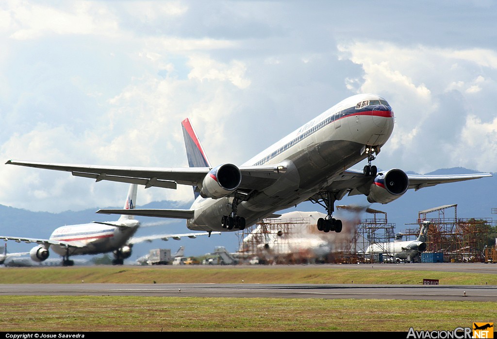 N130DL - Boeing 767-332 - Delta Air Lines