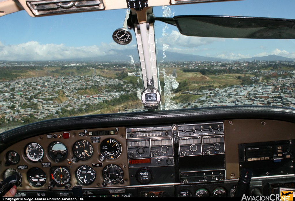 TI-ALH - Piper PA-34-200T Seneca II - ECDEA - Escuela Costarricense de Aviación