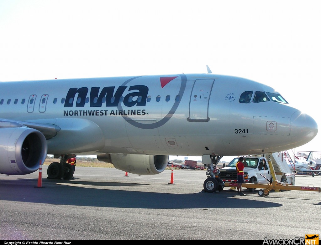 N341NW - Airbus A320-211 - Northwest Airlines