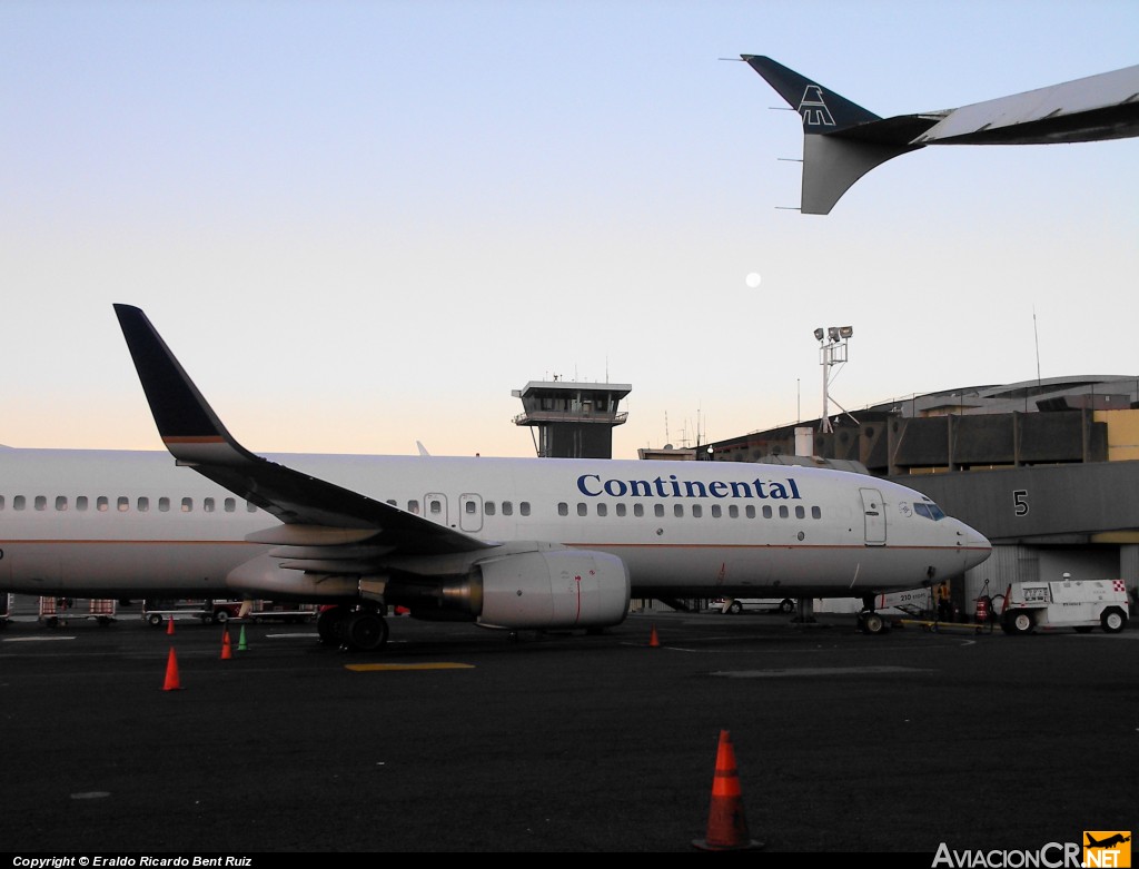 N26210 - Boeing 737-824 - United (Continental Airlines)