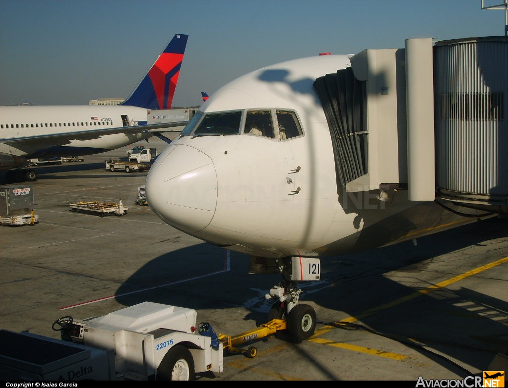 N121DE - Boeing 767-332 - Delta Air Lines