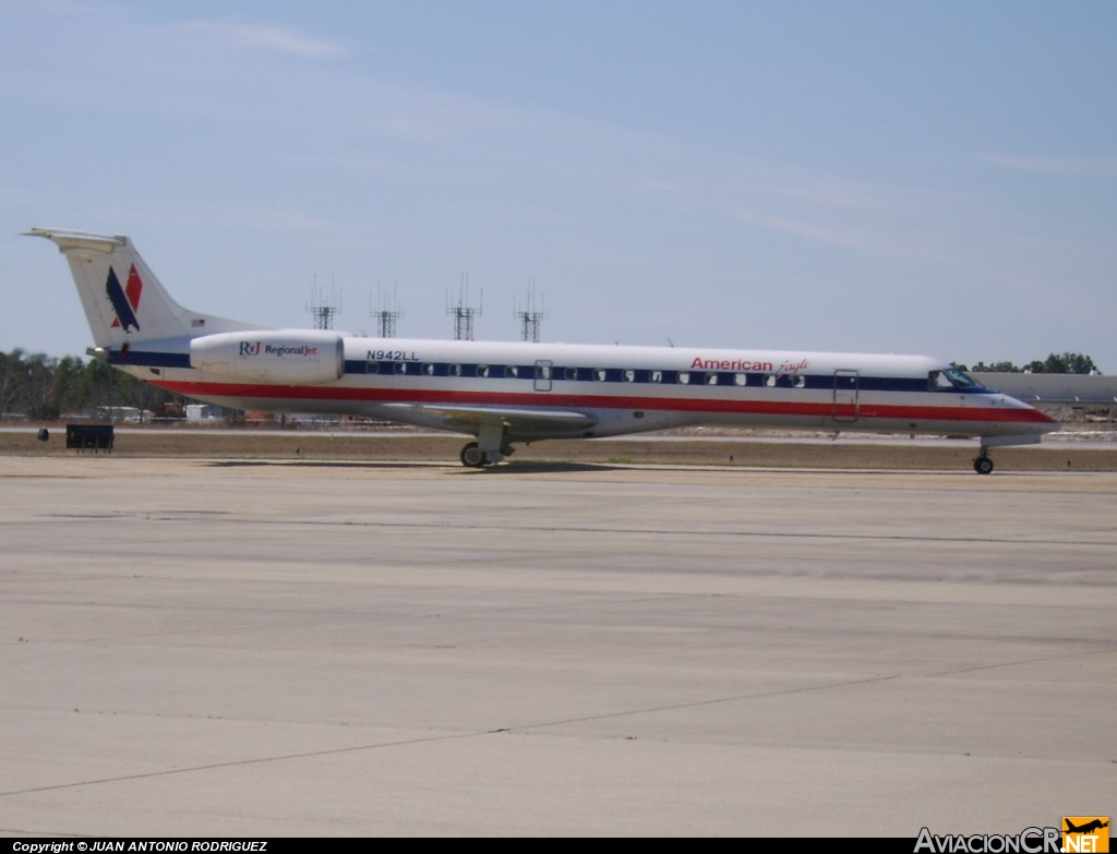 N942LL - Embraer ERJ-145 Regional Jet (Genérico) - American Eagle