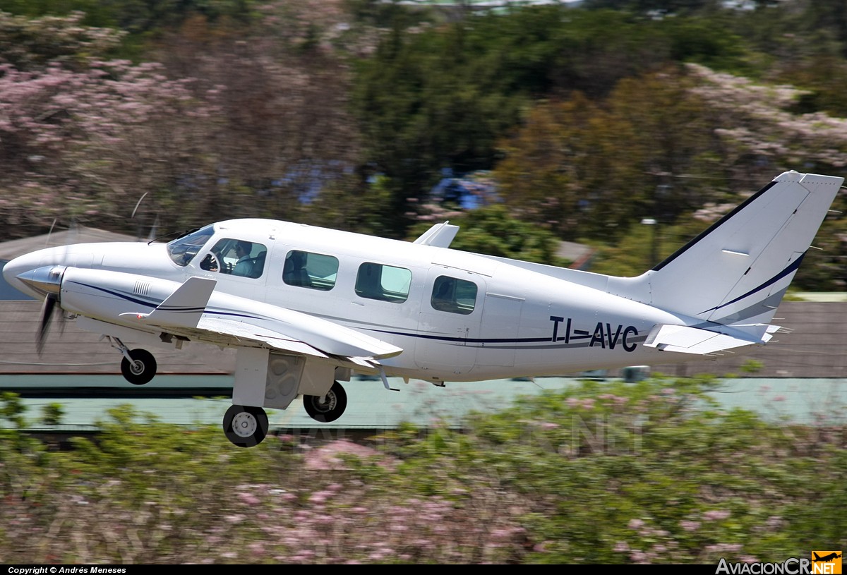 TI-AVC - Piper PA-31-325 Navajo C/R - Privado