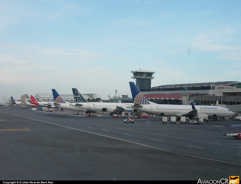 N77261 - Boeing 737-824 - Continental Airlines