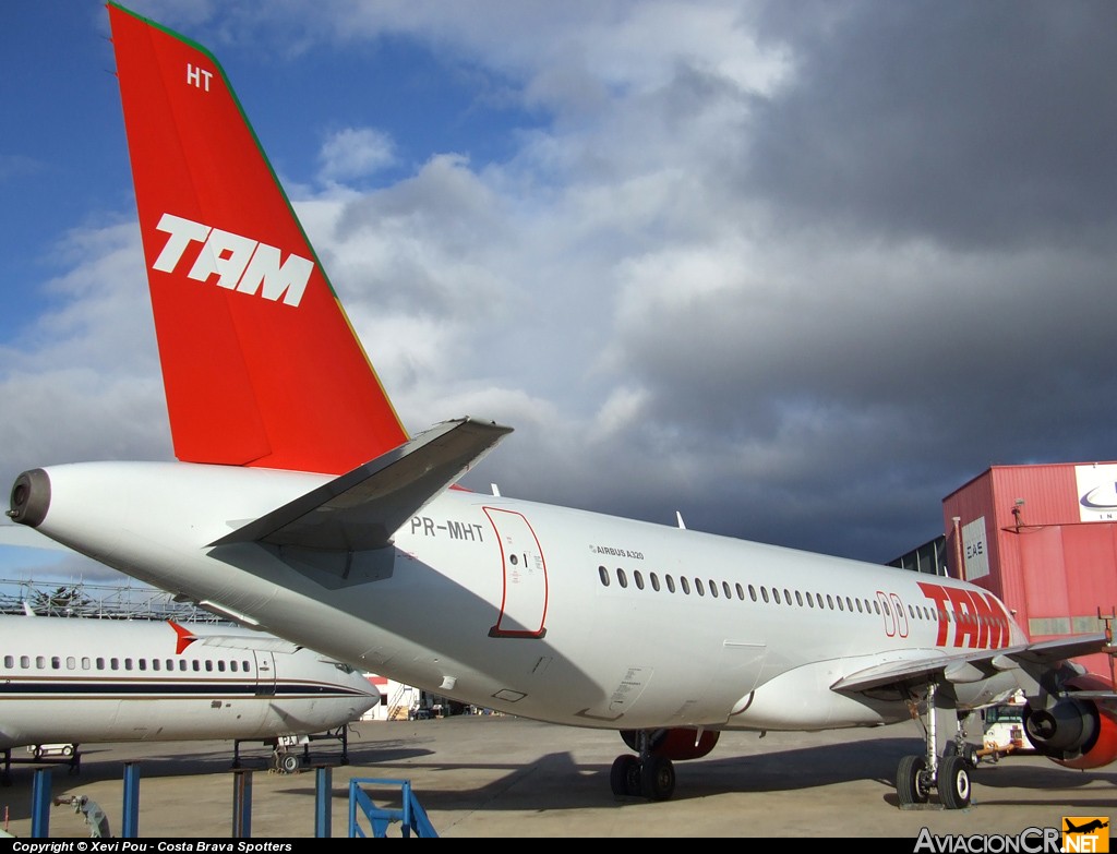 PR-MHT - Airbus A320-214 - TAM
