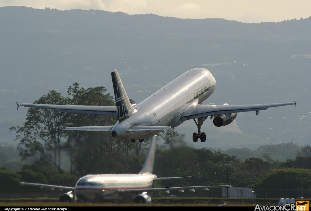 F-OHMK - Airbus A320-231 - Mexicana