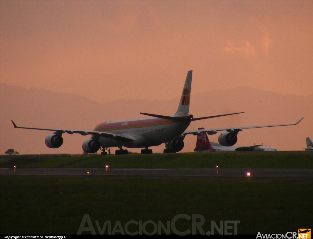 EC-IZX - Airbus A340-642 - Iberia