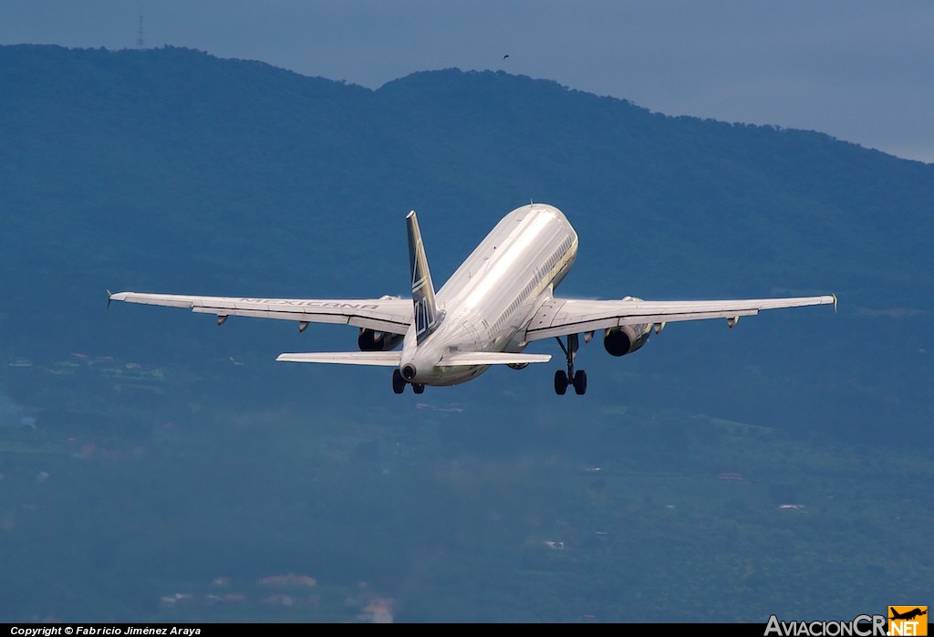 F-OHMG - Airbus A320-231 - Mexicana