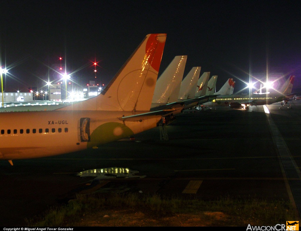 XA-UGL - Boeing 737-3B7 - Viva Aerobus