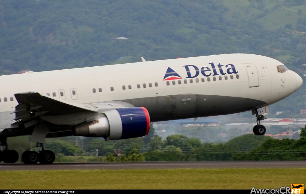 N121DE - Boeing 767-332 - Delta Air Lines
